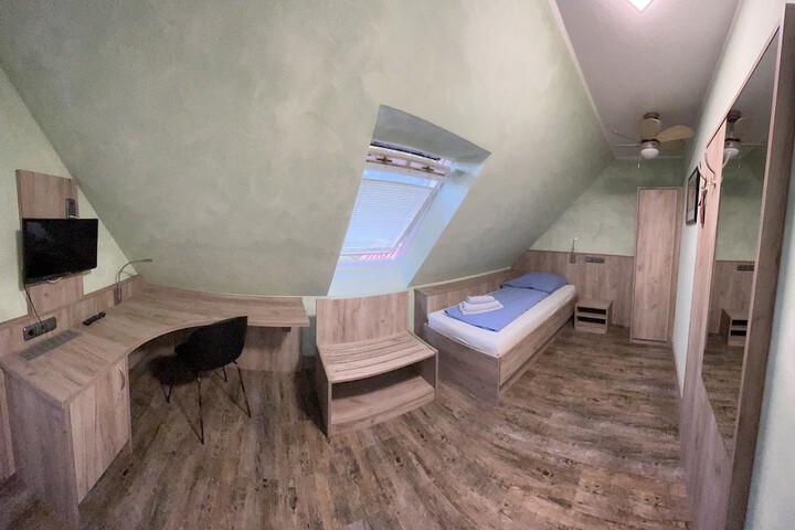 Room 4 of 20