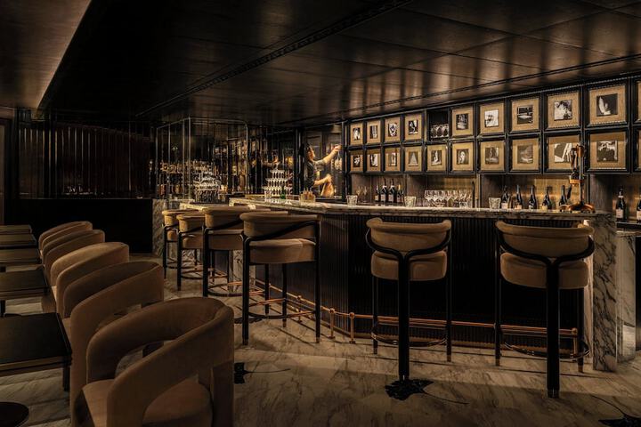 Lounge 52 of 65