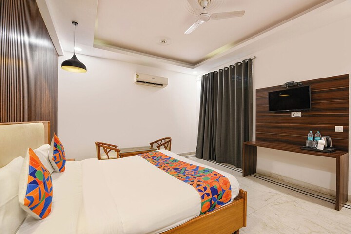 Room 13 of 28