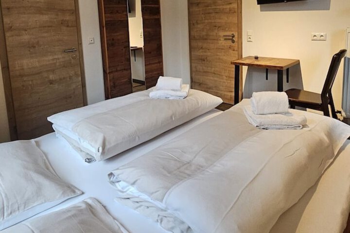 Room 8 of 16