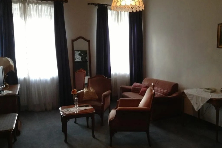 Room 3 of 8