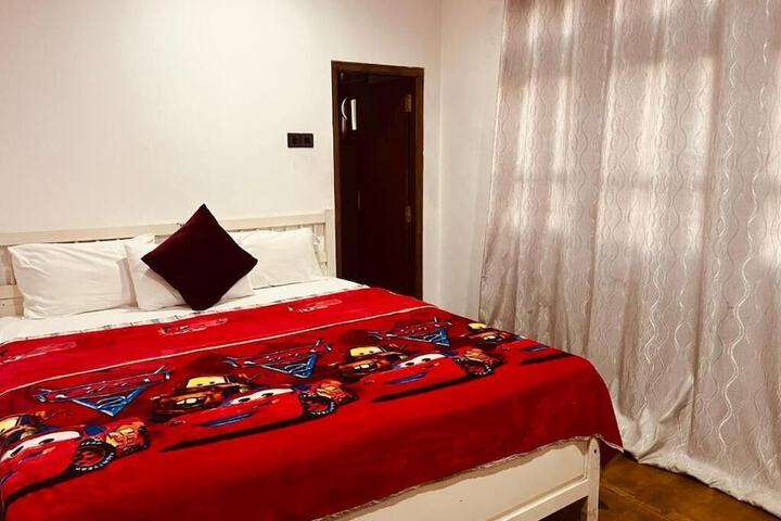 Room 5 of 12