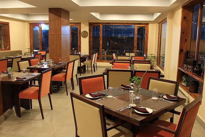 Dining 15 of 18
