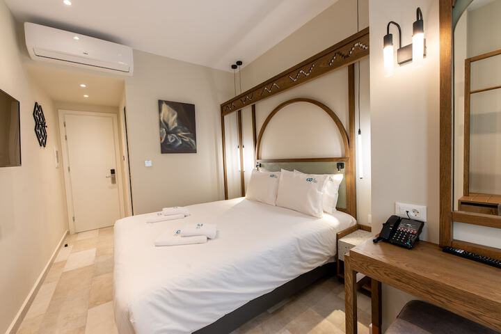 Room 6 of 10