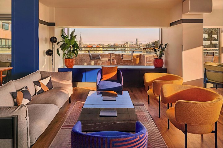 Lounge 93 of 127