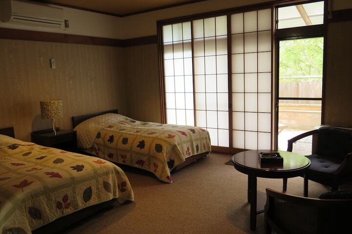Room 11 of 32