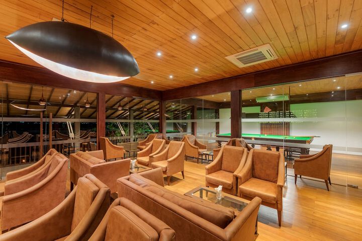 Lounge 103 of 159