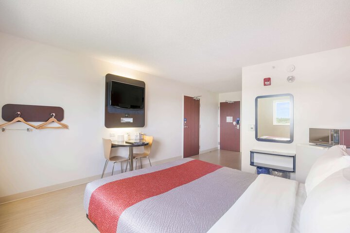 1 Queen Bed (44 of 48)