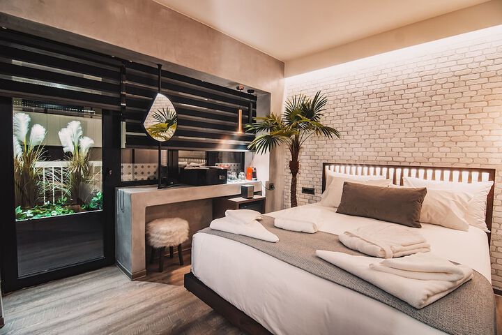 Room 2 of 49