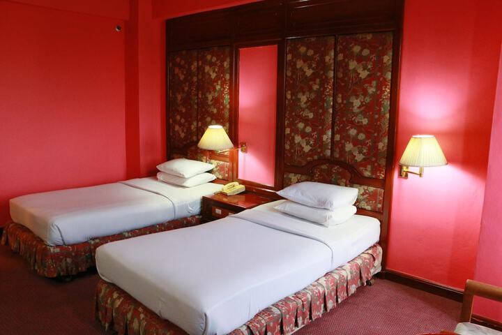 Room 13 of 40