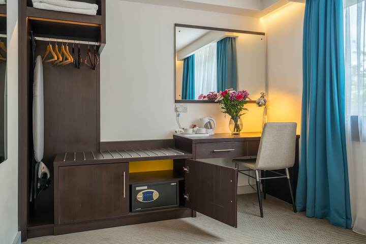 Room 17 of 33