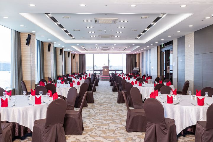 Ballroom/Hall 64 of 72