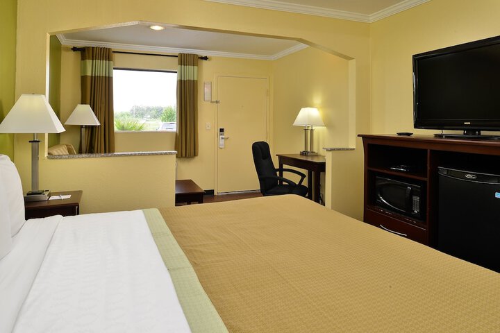 1 King Bed Mobility Accessible (6 of 10)