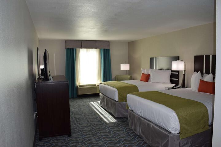 2 Double Beds Microwave and Refrigerator WiFi Full Breakfast (3 of 7)