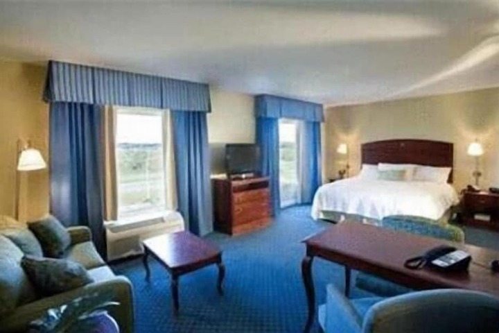 1 King Bed (4 of 7)