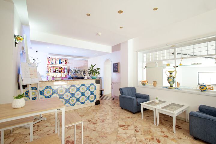 Lounge 21 of 29