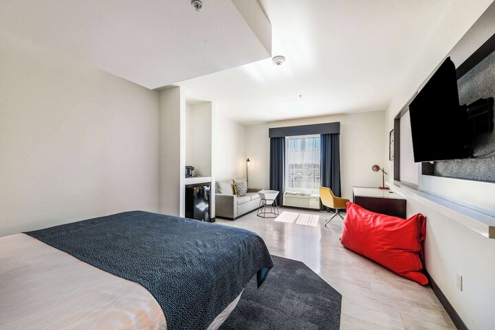 1 King Bed Kitchenette Accessible (10 of 15)