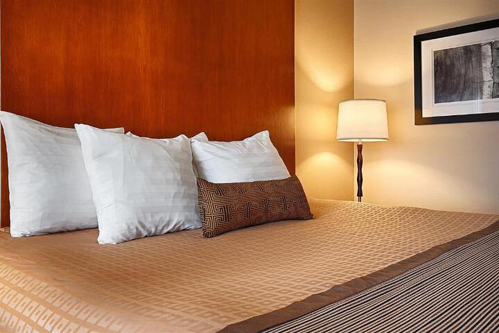 1 King Bed Microwave, Refrigerator WiFi Shower Only Full Breakfast (2 of 11)
