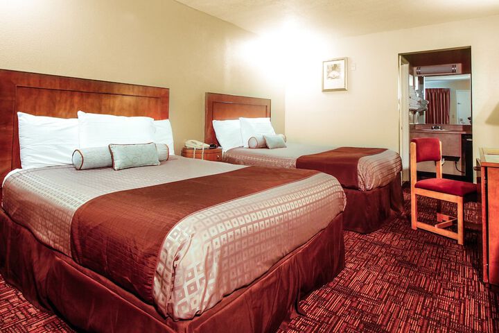 1 Queen Bed (3 of 16)