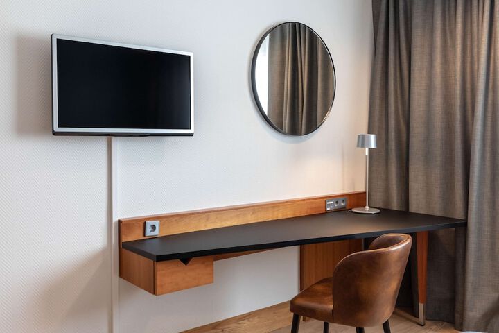Room 13 of 33