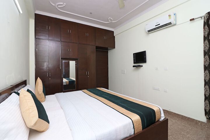 Room 8 of 12