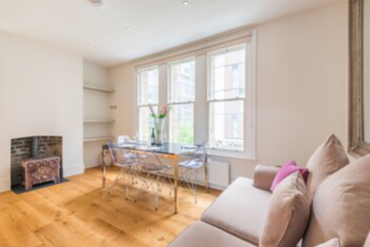 Delightful Dalston Home with Beautiful Balcony