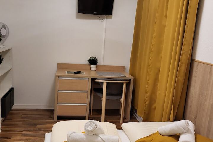 Room 10 of 21