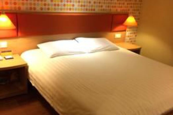 Room 9 of 32
