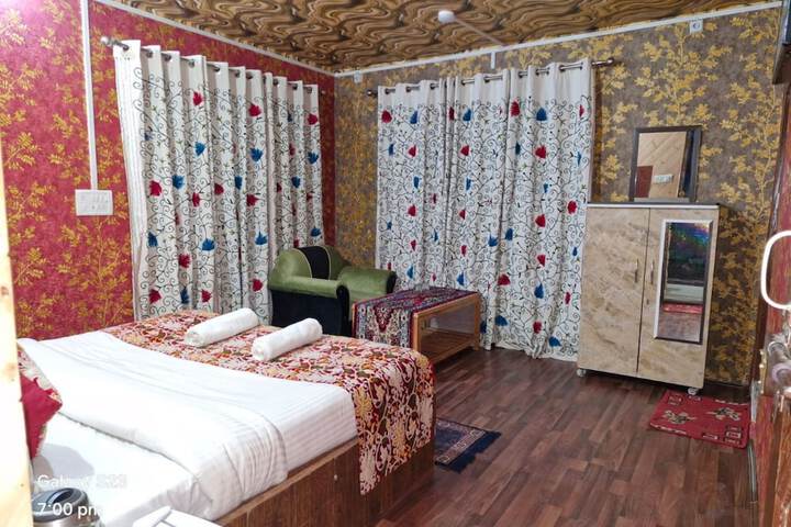 Room 8 of 10