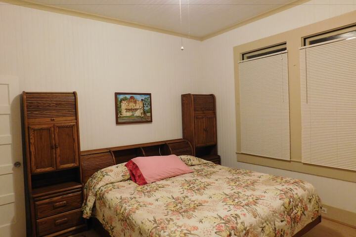 Room 4 of 102