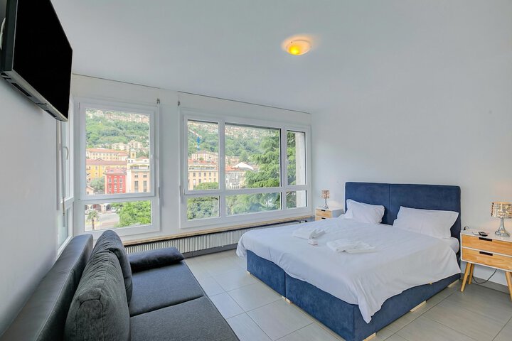Room 10 of 34