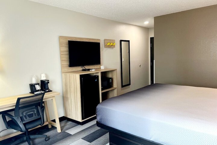 1 King Bed (3 of 8)