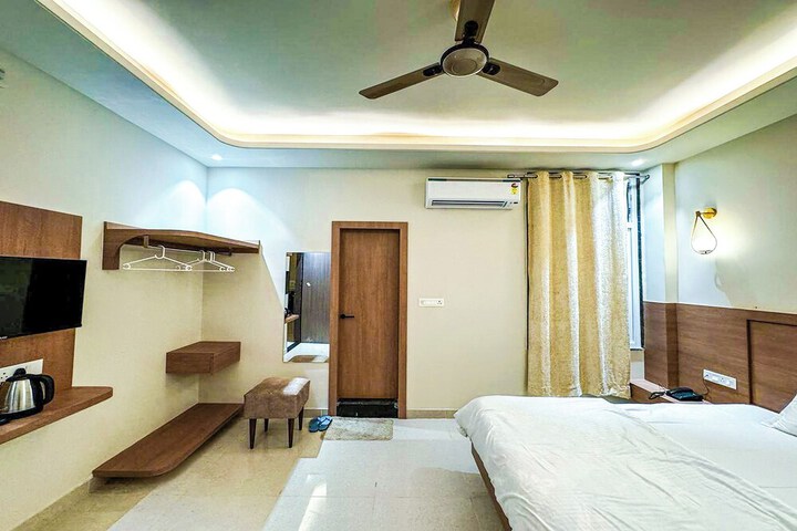 Room 10 of 32