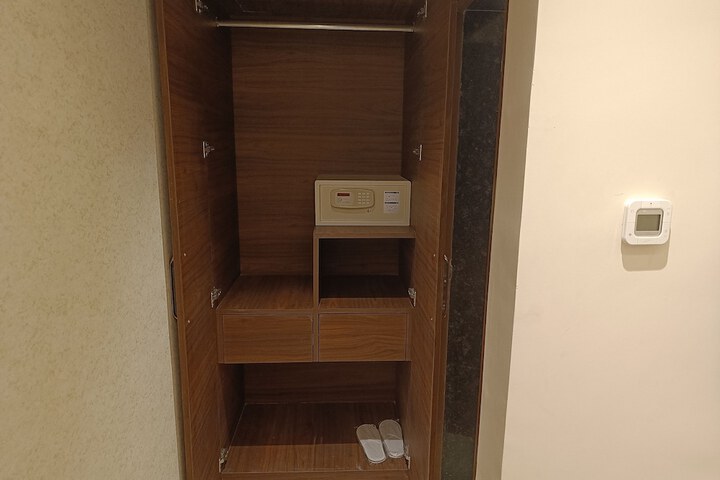 Room 28 of 87