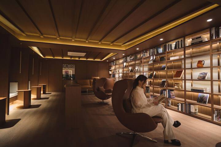 Lounge 136 of 142