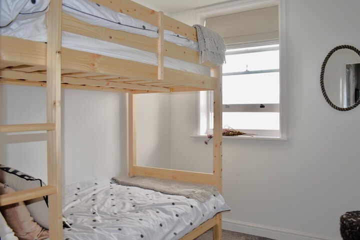 THE MEWS CENTRAL BRIGHTON TOWNHOUSE