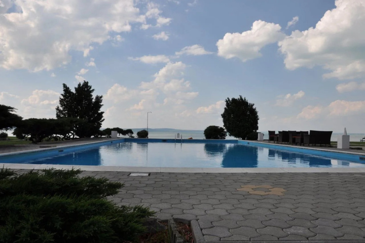 Pool 8 of 15