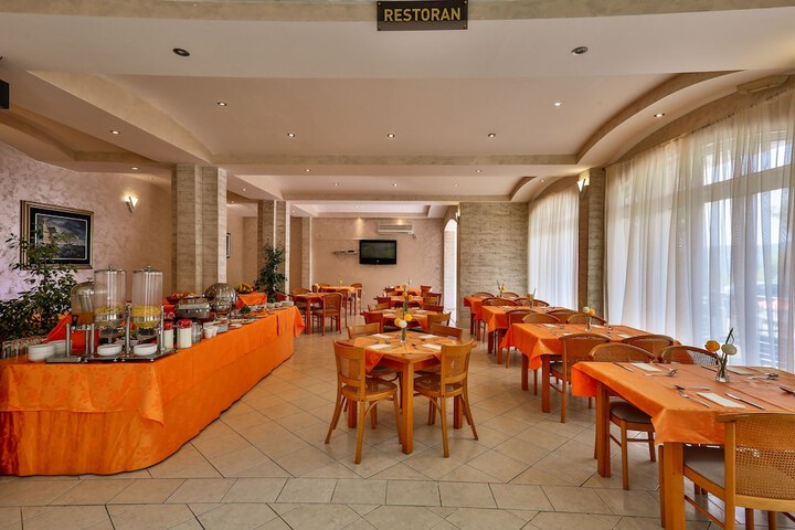 Dining 14 of 19