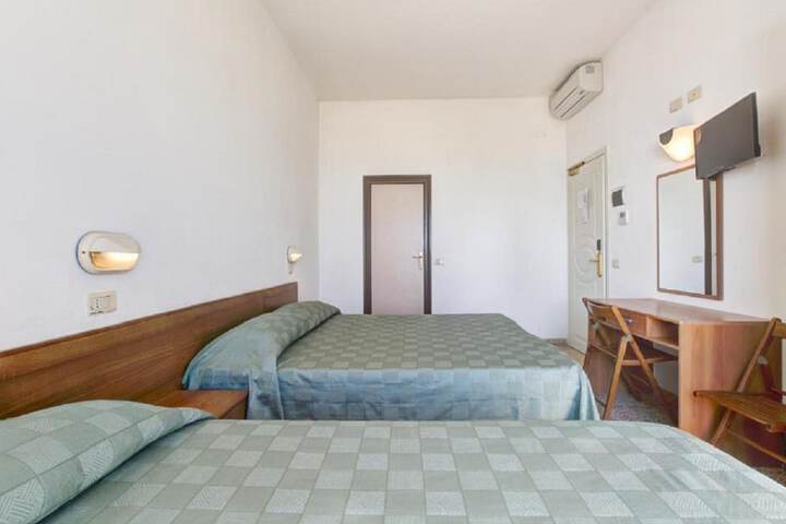 Room 12 of 40