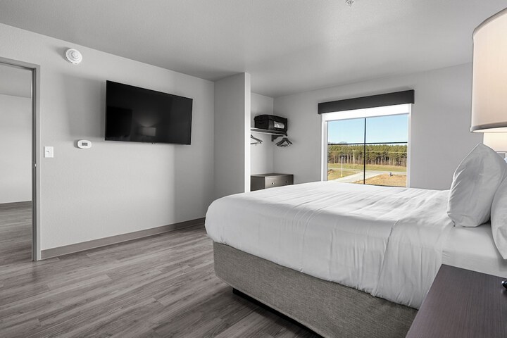 Suite 1 King Bed with Sofa Bed Extended Stay (6 of 7)