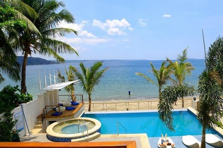 Hotel Pool