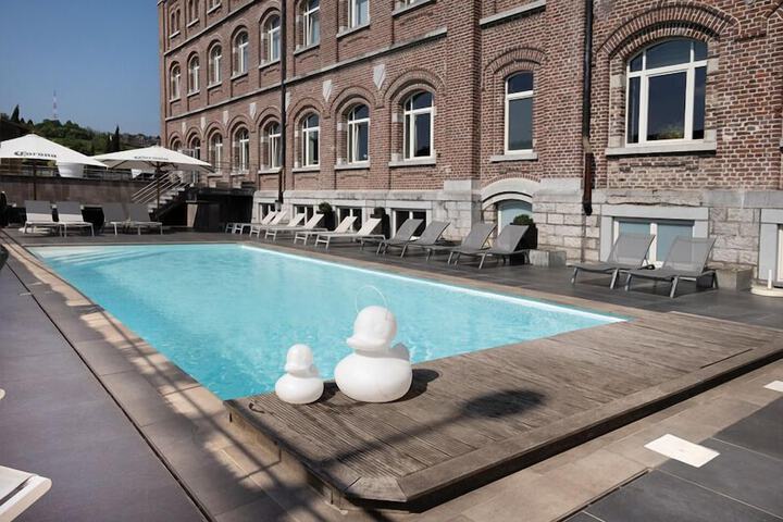 Hotel Pool