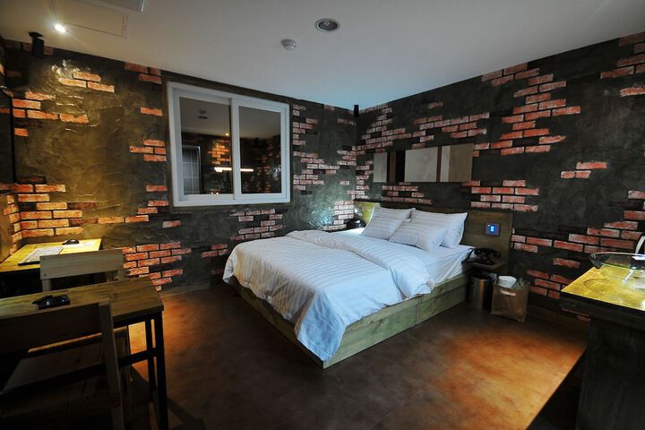 Room 6 of 32