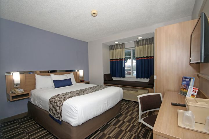 1 Queen Bed (1 of 14)