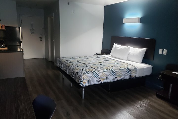 1 Queen Bed Micfridge (12 of 12)
