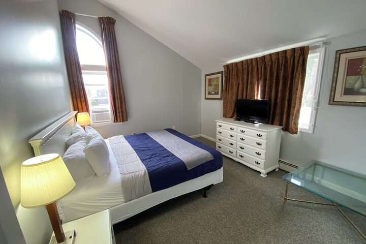 Classic King Bed Lake View (1 of 4)