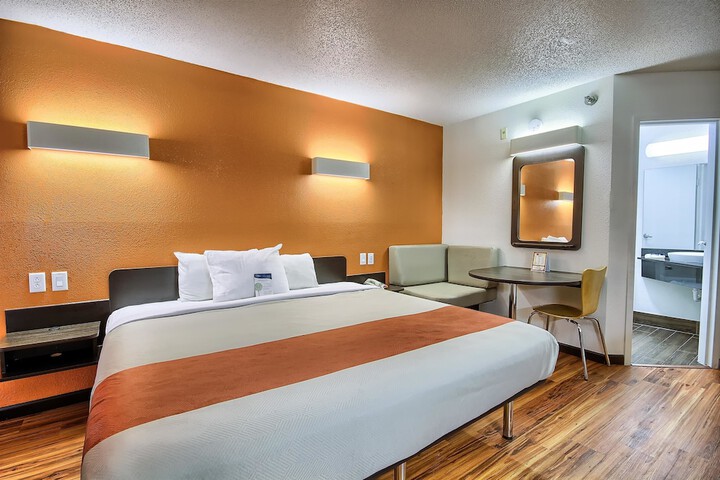 1 King Bed (2 of 8)