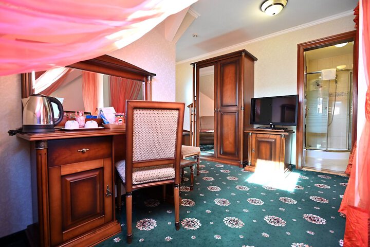 Room 25 of 102
