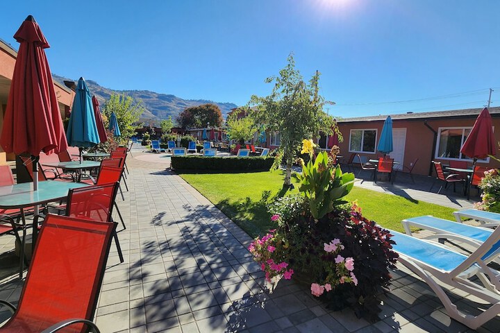 Hotel Exterior 93 of 104