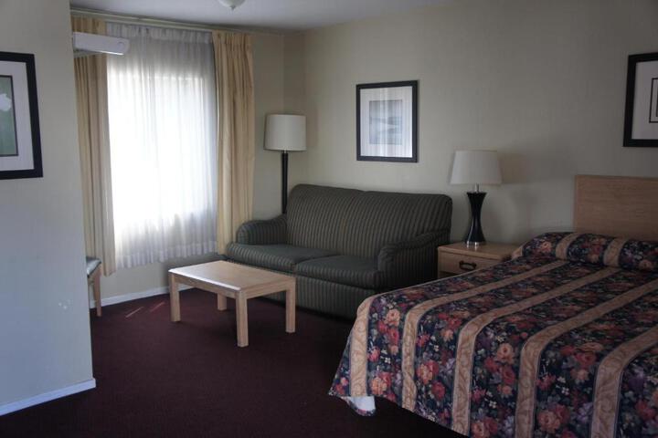 1 Queen Bed (5 of 8)